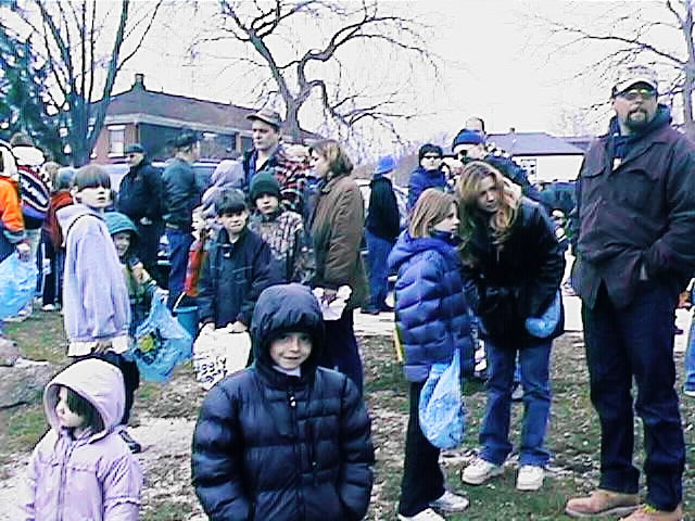 https://www.dundeemill.org/pictures/2005/2 egghuntcrowd.jpg